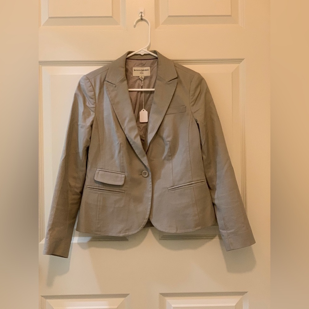 Banana Republic Women's Taupe Blazer.       Size-6 Petite